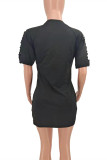 Schwarzes, modisches, sexy Briefdruck-Kleid mit zerrissenem O-Ausschnitt und kurzen Ärmeln