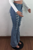Calça jeans azul bebê moda casual rasgada cintura alta com corte de bota