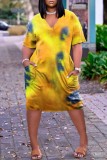 Vestido de manga corta con cuello en V y estampado de tinte anudado casual de moda amarillo