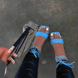 Zapatos informales azules con puerta abierta y patchwork ahuecados en la calle