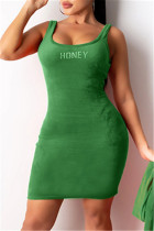 Grünes reizvolles beiläufiges Buchstabe-heißes Bohrgerät-U-Hals-Weste-Kleid