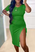 Зеленое повседневное однотонное платье с круглым вырезом и коротким рукавом с разрезом