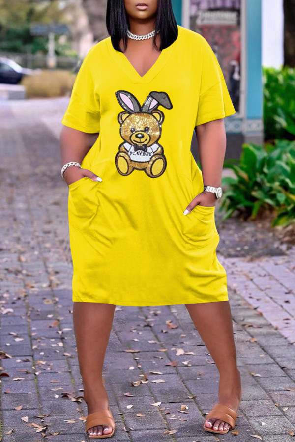 Vestido solto amarelo moda casual personagem básico com decote em V