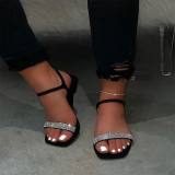 Schwarze sexy ausgehöhlte Patchwork-Schuhe mit geöffneter Tür