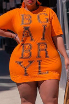 Vestido de camiseta laranja moda casual plus size com estampa de letra básica decote oco