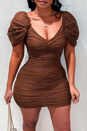 Vestido de manga corta con cuello en V y pliegues sólidos sexy de moda marrón
