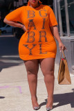 Orangefarbenes, modisches, lässiges Plus-Size-Buchstabendruck-Basic-T-Shirt-Kleid mit O-Ausschnitt