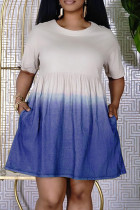 Blaues, modisches, lässiges, kurzärmliges Kleid mit einfachem O-Ausschnitt und allmählichem Wechseldruck