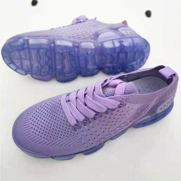 Zapatos deportivos cerrados con retazos de ropa deportiva de calle púrpura
