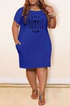 Blaues, modisches, lässiges Briefdruck-Basic-O-Ausschnitt-Kurzarm-Kleid in Übergröße
