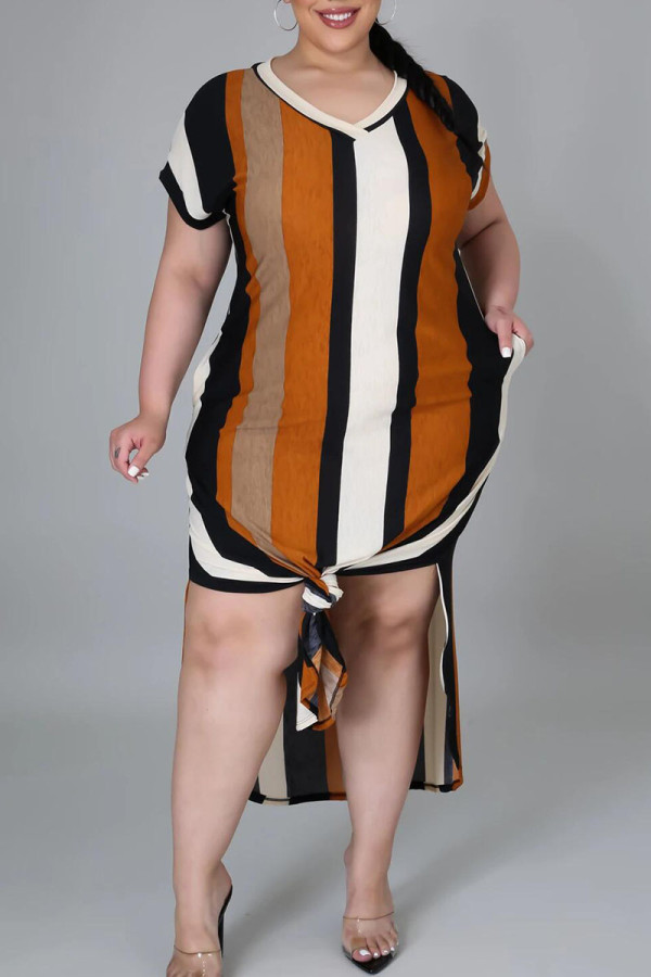Желто-коричневое повседневное полосатое лоскутное платье с высоким открытием и V-образным вырезом с короткими рукавами Платья больших размеров