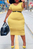 Gelbes, modisches, lässiges, gestreiftes Kleid in Übergröße ohne Gürtel mit V-Ausschnitt und kurzen Ärmeln