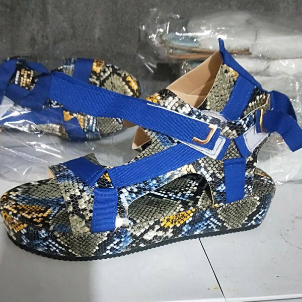 Zapatos informales con diseño de boca de pez teñido anudado en la calle azul