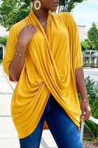 Camisetas con cuello en V asimétrico con pliegues de patchwork sólido casual amarillo
