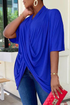 Camisetas com decote em V assimétricas com dobra em retalhos lisos casuais azuis