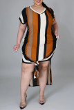 Braunes, modisches, lässiges, gestreiftes, kurzärmliges Kleid mit Schlitz und V-Ausschnitt in Übergröße