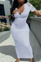 Weißes, modisches, einfarbiges, kurzärmliges Patchwork-Kleid mit V-Ausschnitt
