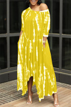 Желтое модное базовое платье с круглым вырезом и асимметричным принтом