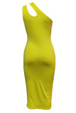 黄色のセクシーなプラスサイズのソリッドホローアウトワンショルダーノースリーブドレス