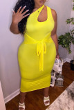 黄色のセクシーなプラスサイズのソリッドホローアウトワンショルダーノースリーブドレス