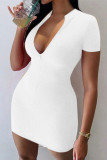 Weißes, modisches, lässiges, solides Basic-Kleid mit Reißverschlusskragen und kurzen Ärmeln
