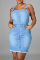 Светло-голубое модное сексуальное однотонное джинсовое платье на тонких бретелях с открытой спиной