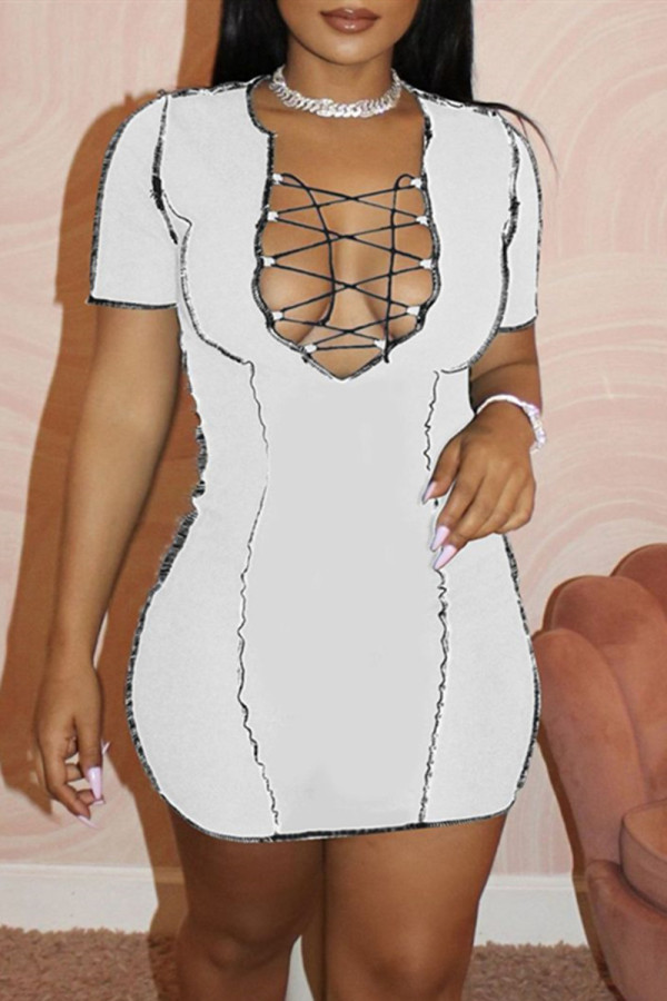 Weißes, modisches, sexy, festes, ausgehöhltes Patchwork-Kleid mit V-Ausschnitt und kurzen Ärmeln