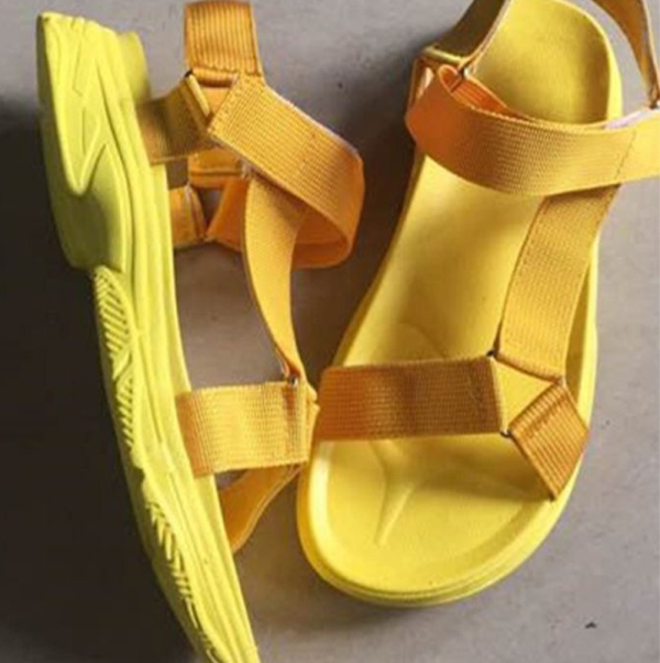 Zapatos amarillos con diseño de patchwork ahuecado y puerta abierta