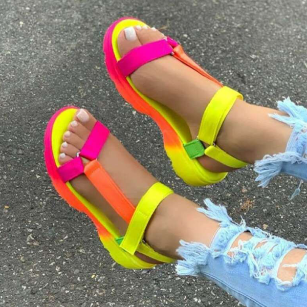 Цветные выдолбленные лоскутные туфли с открытой дверью