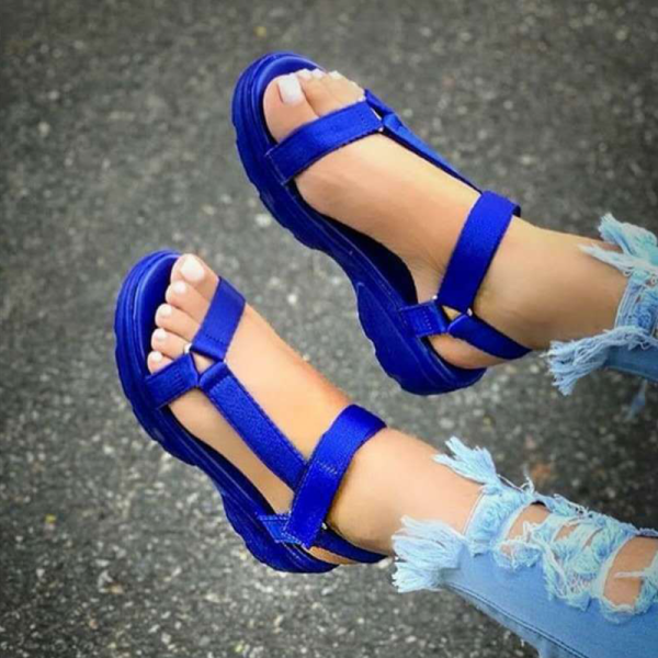 Zapatos azules con diseño de patchwork ahuecado y puerta abierta