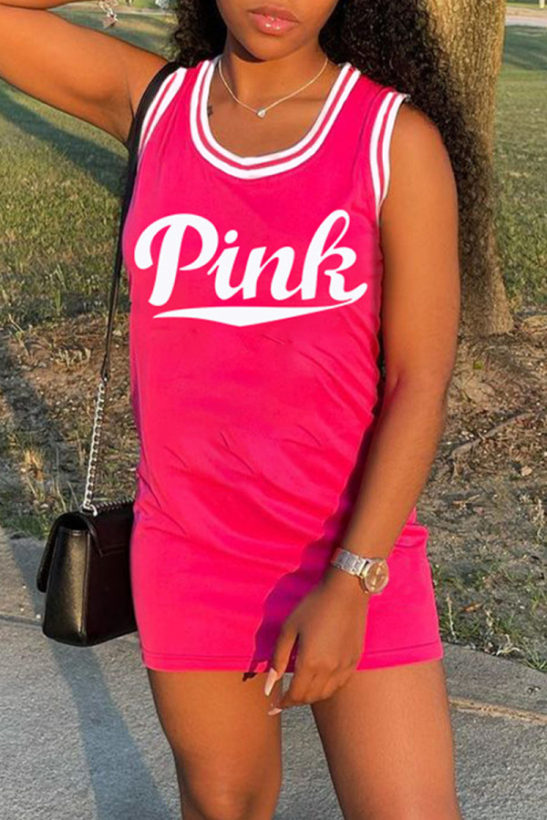 Vestido colete básico rosa com estampa de letras e gola O