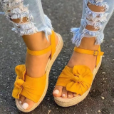 Sapatos casuais amarelos vazados com patchwork e porta aberta