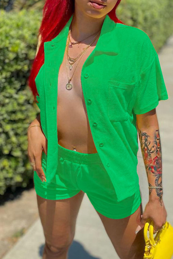 Зеленая повседневная однотонная лоскутная карманная пуговица с воротником рубашки с коротким рукавом из двух частей