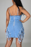 Светло-голубое модное сексуальное однотонное джинсовое платье с кисточками и открытой спиной на тонких бретелях