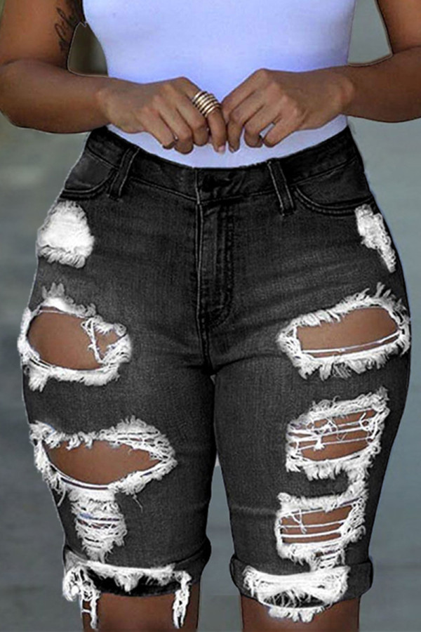Short jeans rasgado e sexy na moda cinza