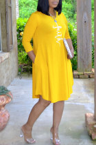 Gelbe Art und Weise beiläufiger Druck Basic O-Ausschnitt Langarm-Kleider