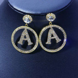 Pendientes de diamantes de imitación con colgante de letra dorada a la moda