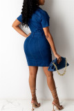 Hellblaues, modisches, lässiges Denim-Kleid mit fester Schnalle und Umlegekragen
