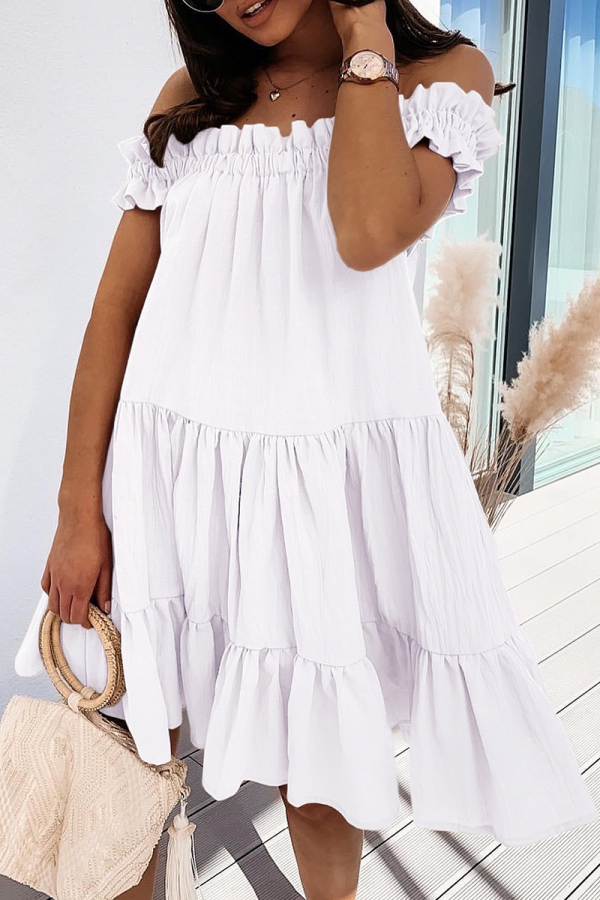 Белые однотонные платья-юбки с открытыми плечами и воланами в стиле пэчворк