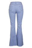 Calça jeans azul com zíper com botão e abertura média com recorte em patchwork