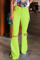 Calça jeans verde com zíper com botão e abertura média com recorte em patchwork