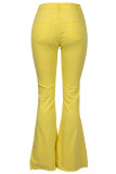 Calça jeans amarela com zíper com botão e abertura média com recorte em patchwork