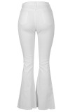 Calça jeans branca com zíper com botão e abertura média com recorte em patchwork