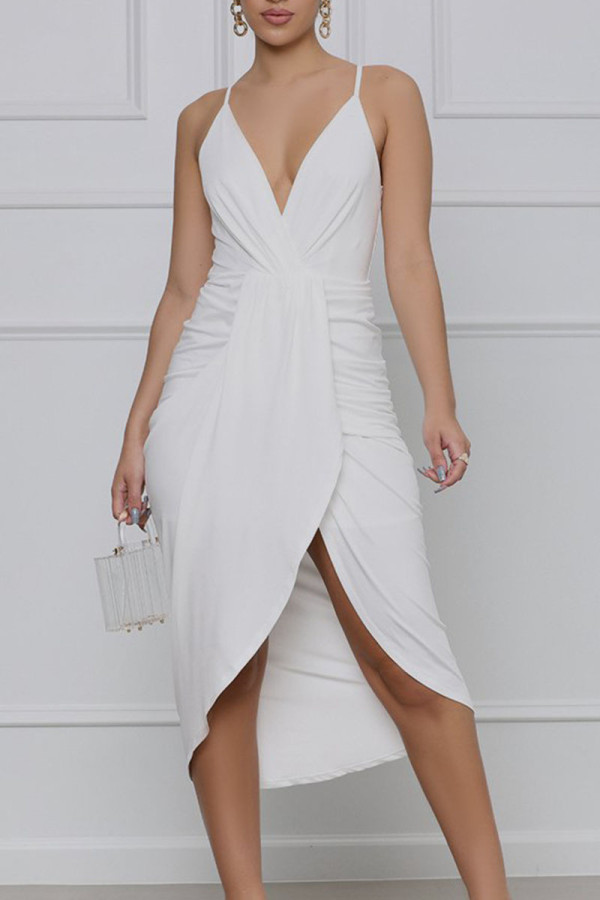 Vestido blanco elegante de retazos lisos con pliegues asimétricos y tirantes finos