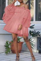 ピンクのカジュアルなソリッドメッシュオフショルダーの不規則なドレスドレス