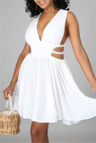 Weißes, sexy, lässiges, solides, ausgehöhltes, rückenfreies, ärmelloses Kleid mit V-Ausschnitt