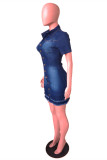 El vestido de manga corta con cuello vuelto y parches lisos informal de moda azul vaquero