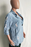 Giacca di jeans dritta a tre quarti con colletto rovesciato patchwork strappato tinta unita azzurra