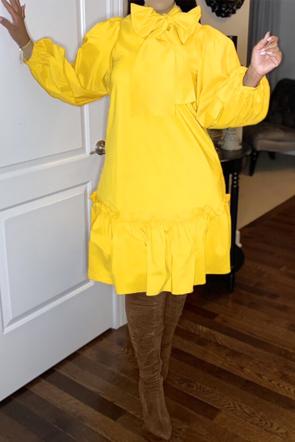 Vestidos de saia torta de gola alta e atadura amarela casuais sólidas