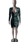 Grüne sexy Camouflage-Druck-Patchwork-Kordelzug-Falten-asymmetrische Bleistiftrock-Kleider mit V-Ausschnitt